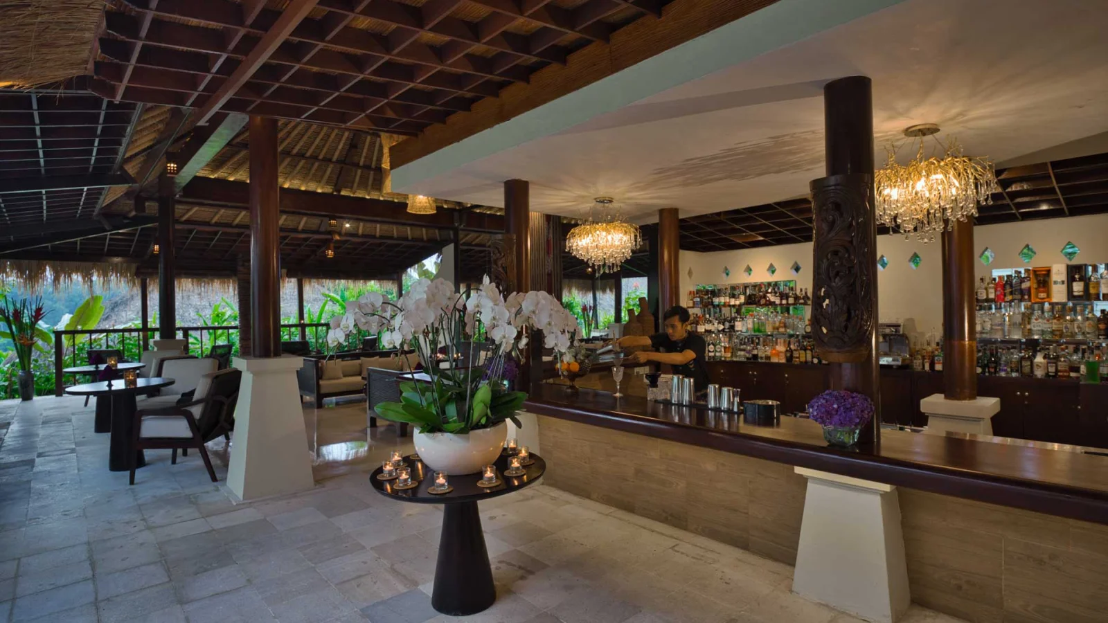 Bar & Lounge